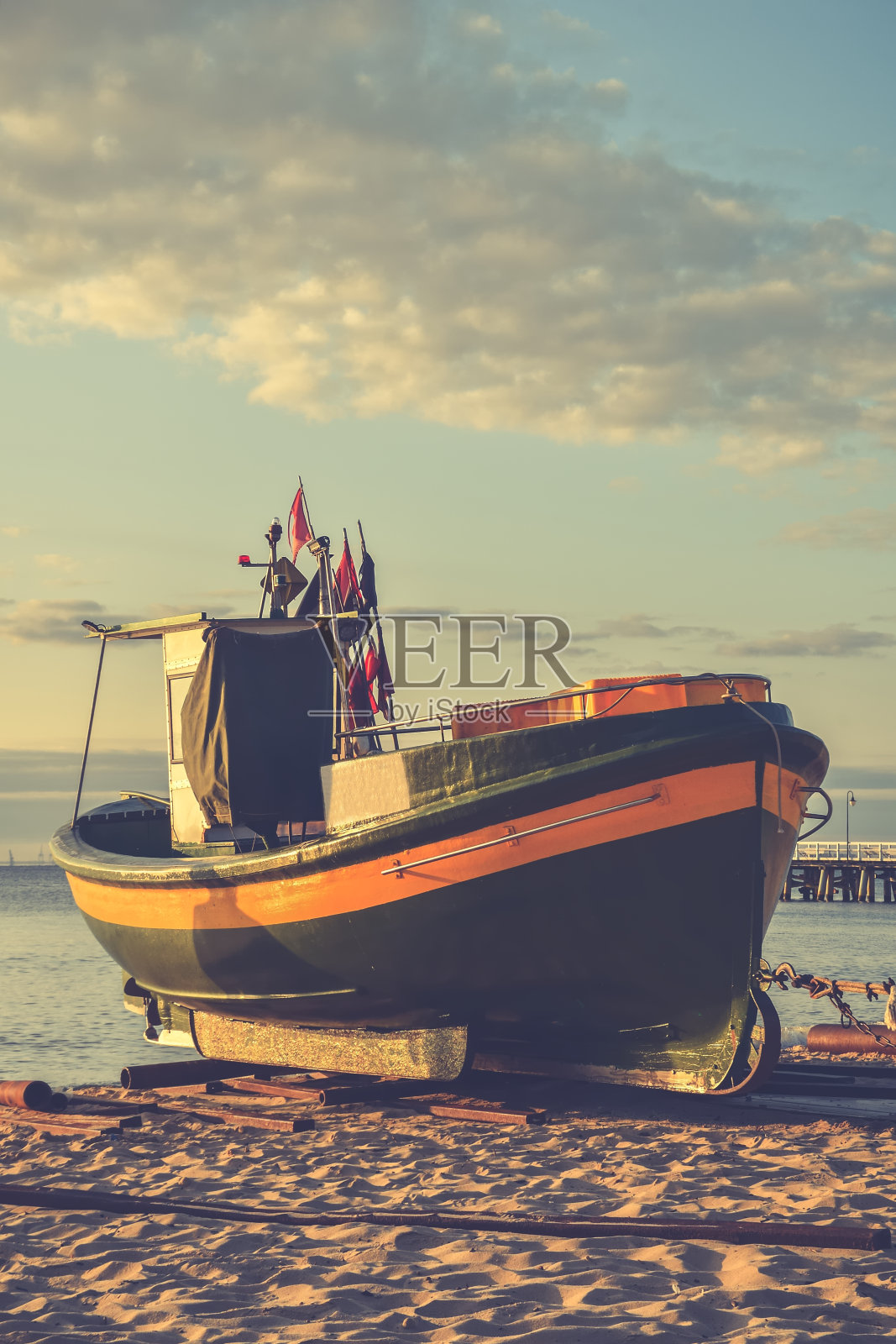 波兰格丁尼亚海滨的美丽晨景。照片摄影图片