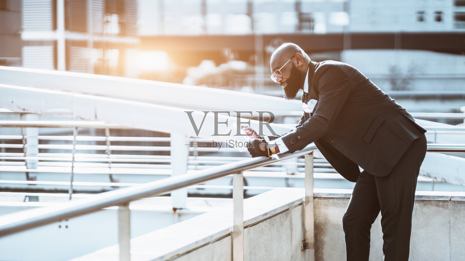 黑人在户外读文件照片摄影图片