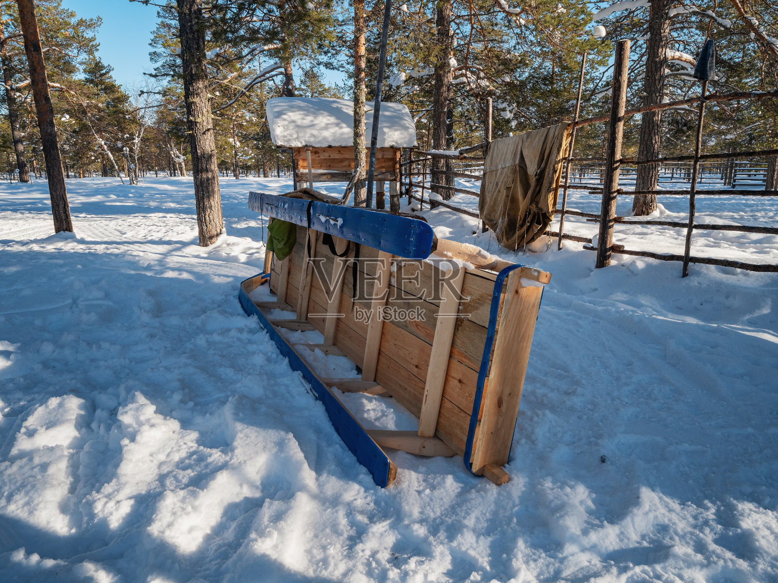 西伯利亚西部，汉特人的营地:雪橇侧躺着。照片摄影图片