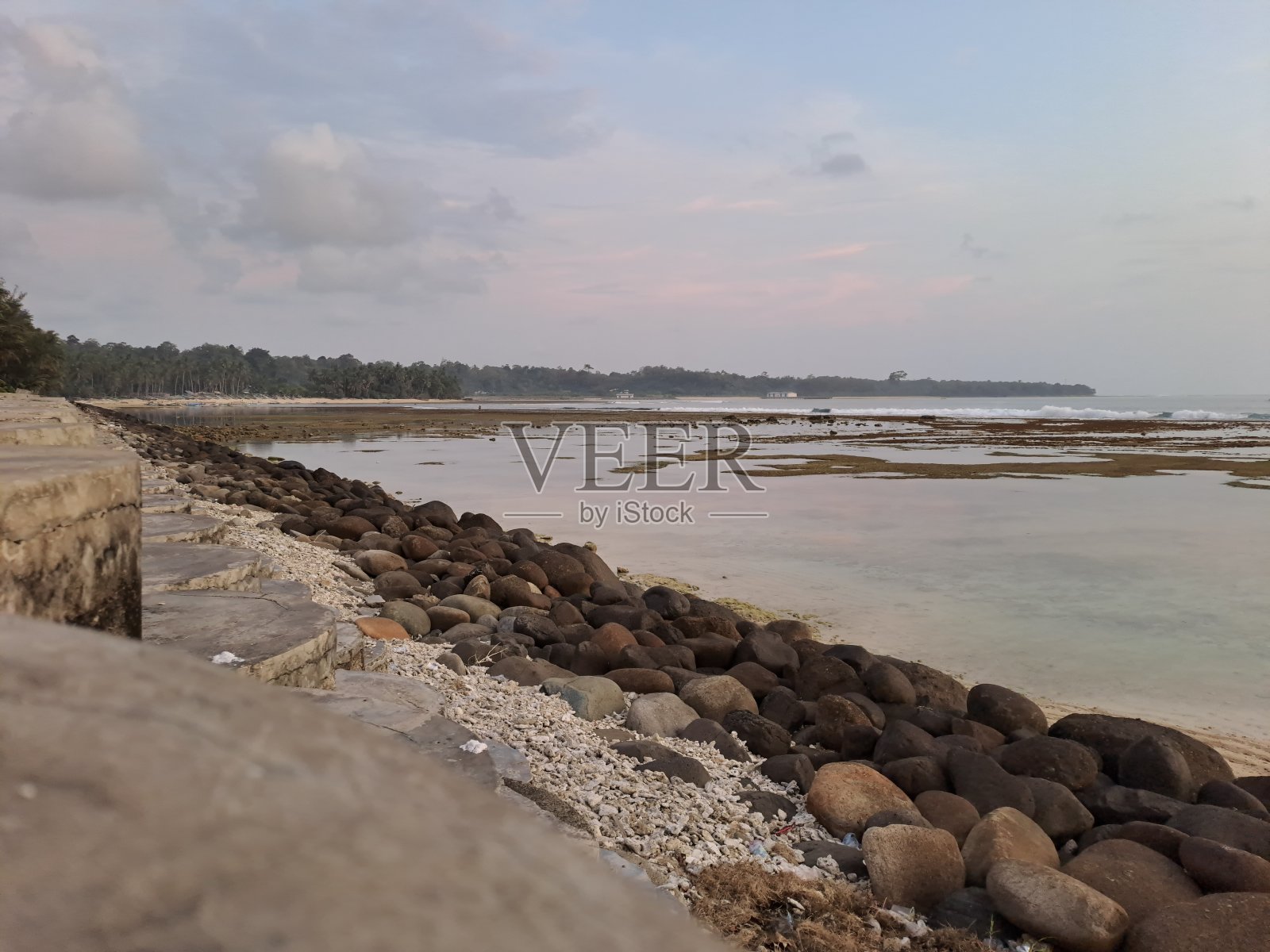 在利瑙海滩上的石头，考尔，印度尼西亚，东南亚照片摄影图片
