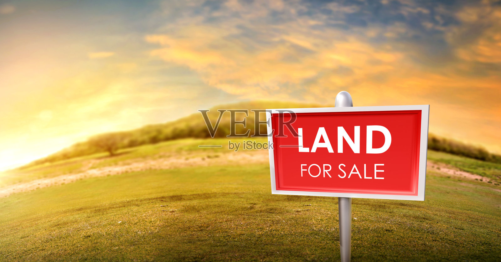 以修剪过的草坪为背景的土地出售标志。空干裂沼泽复垦土，供房屋建设工程用地。照片摄影图片