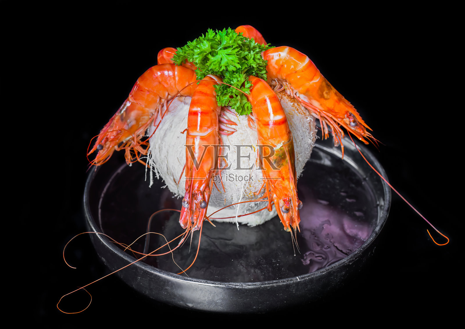 五只橙色的虾在椰子内与酱隔离在黑色背景侧视图照片摄影图片