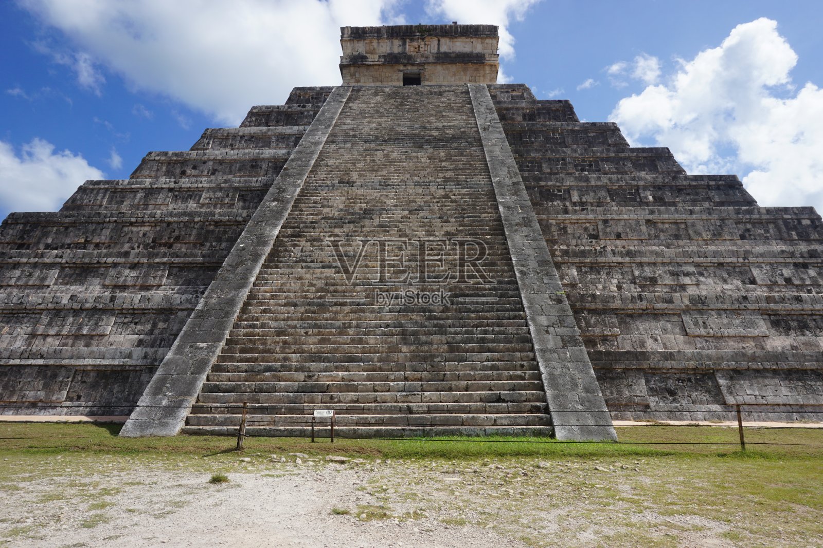 别致的伊察金字塔由树木构成￼照片摄影图片