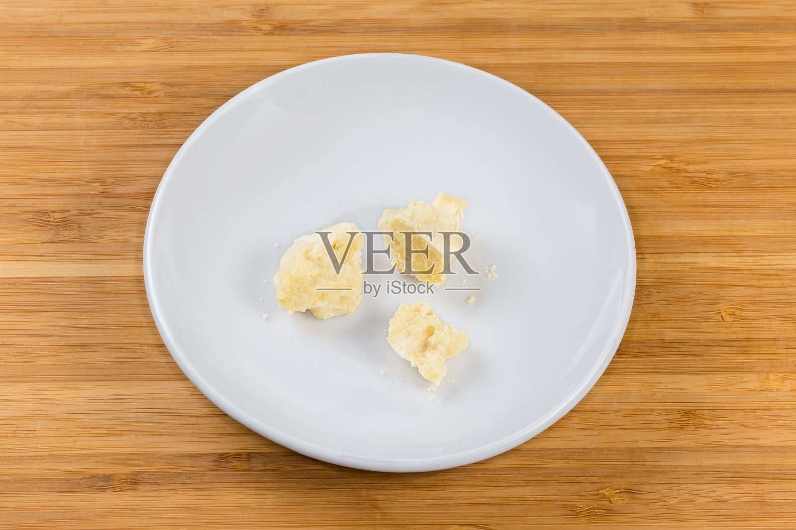 将可可脂片放在木碟上照片摄影图片