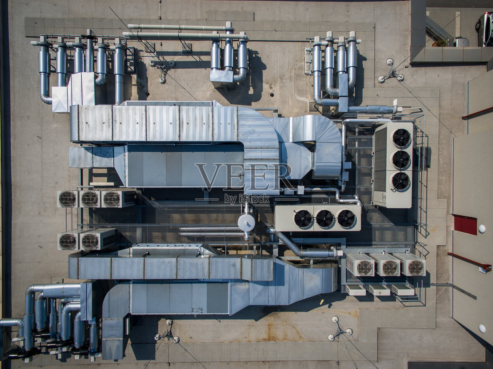 建筑屋顶有空调系统，先进的空调通风系统，屋顶鸟瞰，许多不同的通风管道照片摄影图片