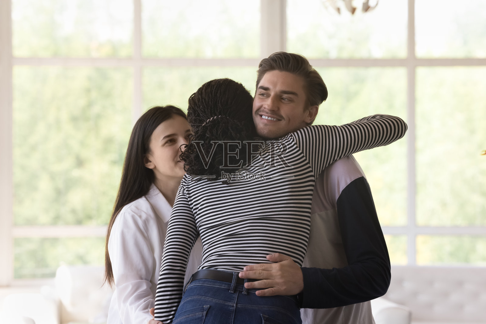 快乐快乐的不同朋友在休息室咖啡馆互相问候照片摄影图片