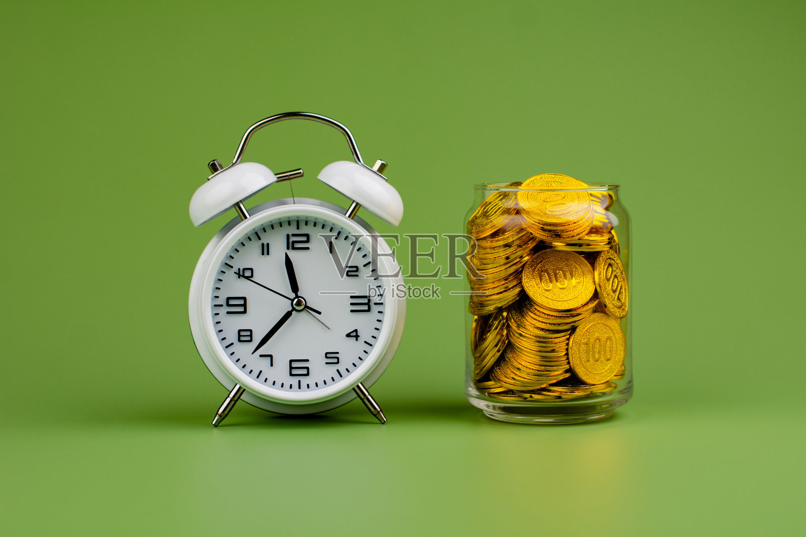 储蓄在玻璃瓶里;储蓄;工资;工作收入储蓄概念照片摄影图片