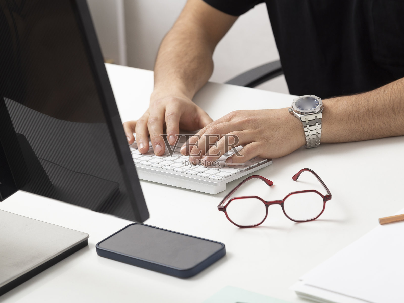 年轻人在他的家庭办公室里用电脑工作照片摄影图片