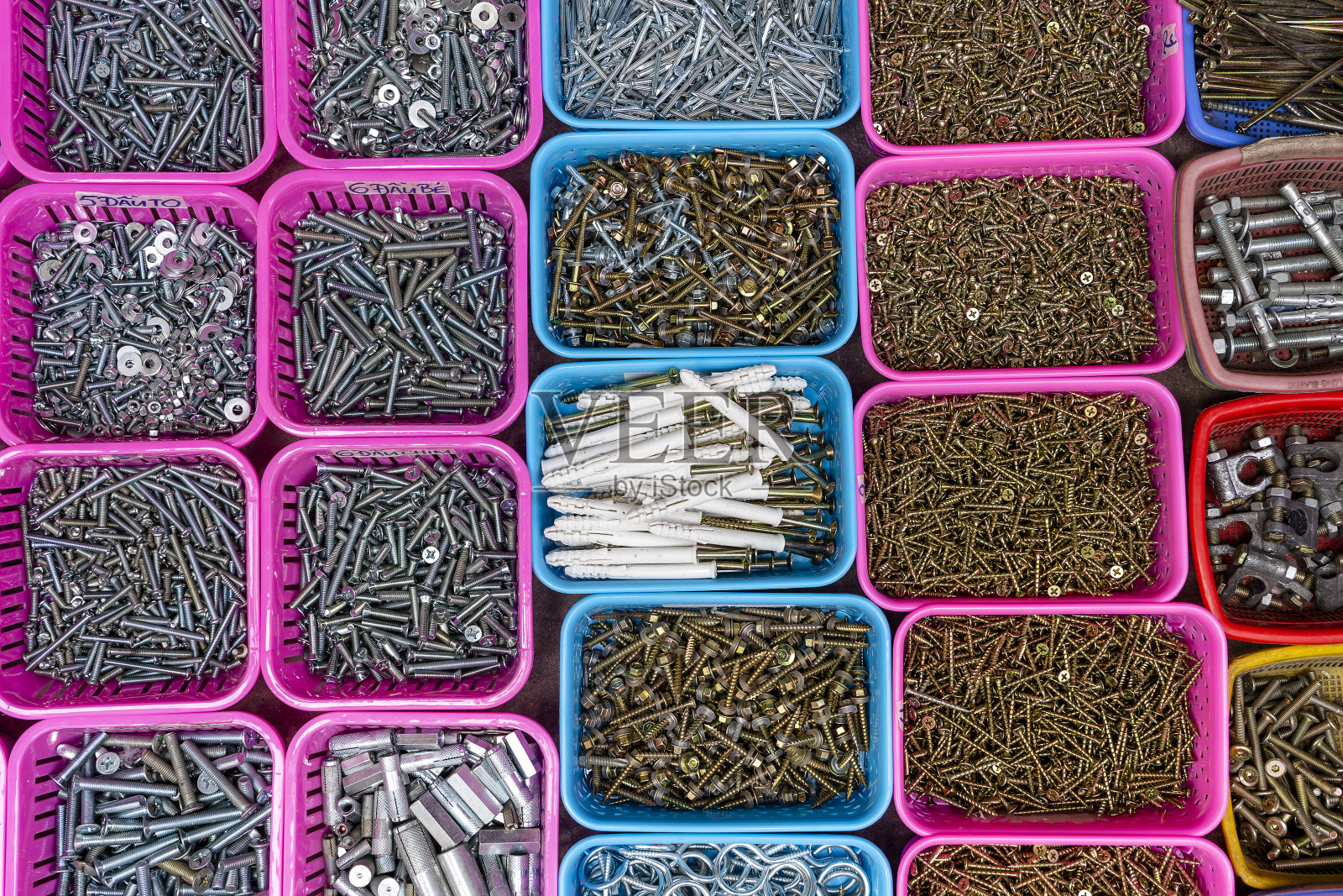 把螺栓和螺丝放进箱子里，关好照片摄影图片