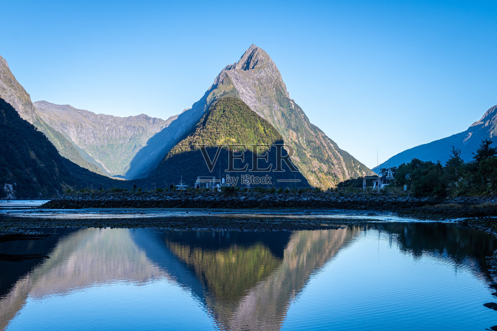 峡湾国家公园是新西兰最大的公园，里面有壮观的冰雕峡湾、湖泊和山谷照片摄影图片