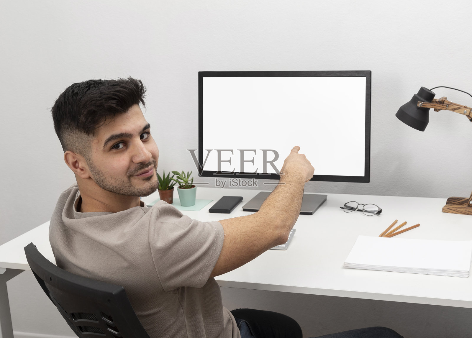 年轻人在家庭办公室的电脑前工作。教育。商业。电子商务照片摄影图片