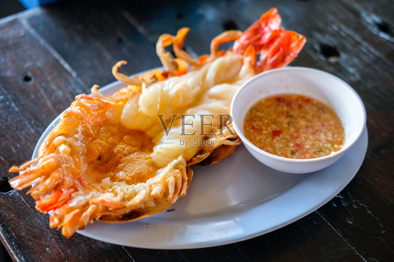 烤虾装在盘子里照片摄影图片