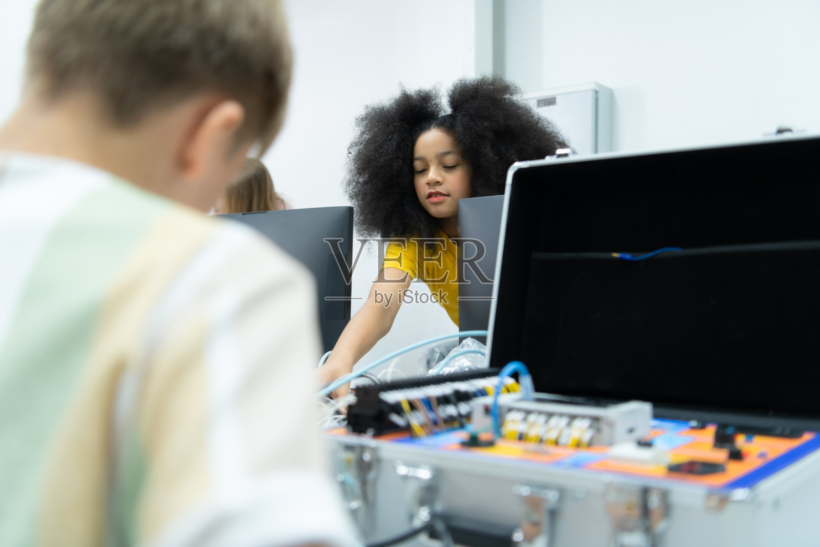 青少年利用手部机器人技术学习电子线路板和机器人控制器，这是STEM课程之一照片摄影图片