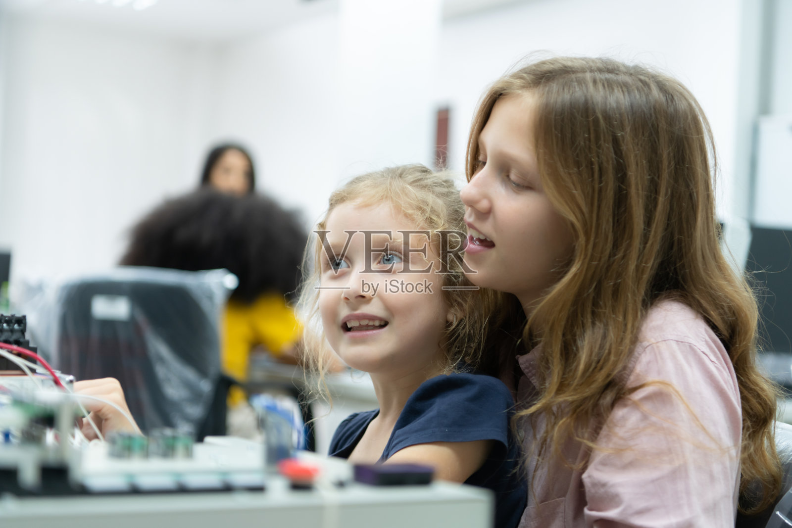 孩子们使用手部机器人技术，在学习电子电路板的过程中获得乐趣，这是STEM课程之一照片摄影图片