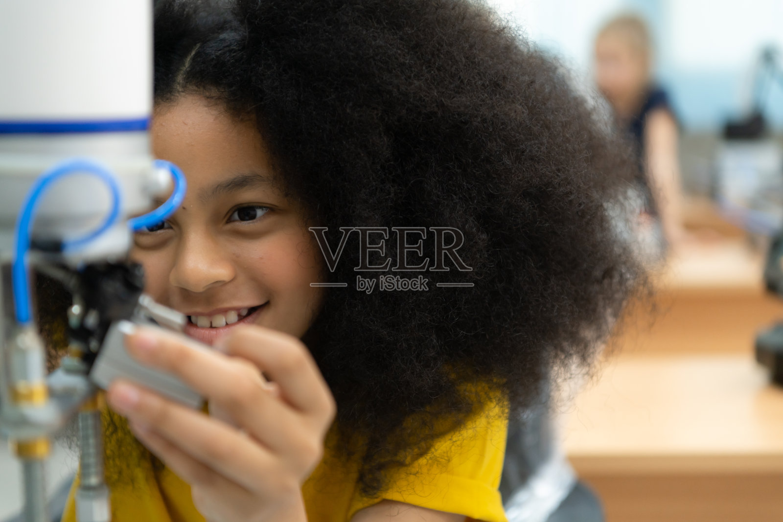 儿童使用手部机器人技术，学生正在学习STEM课程技术照片摄影图片