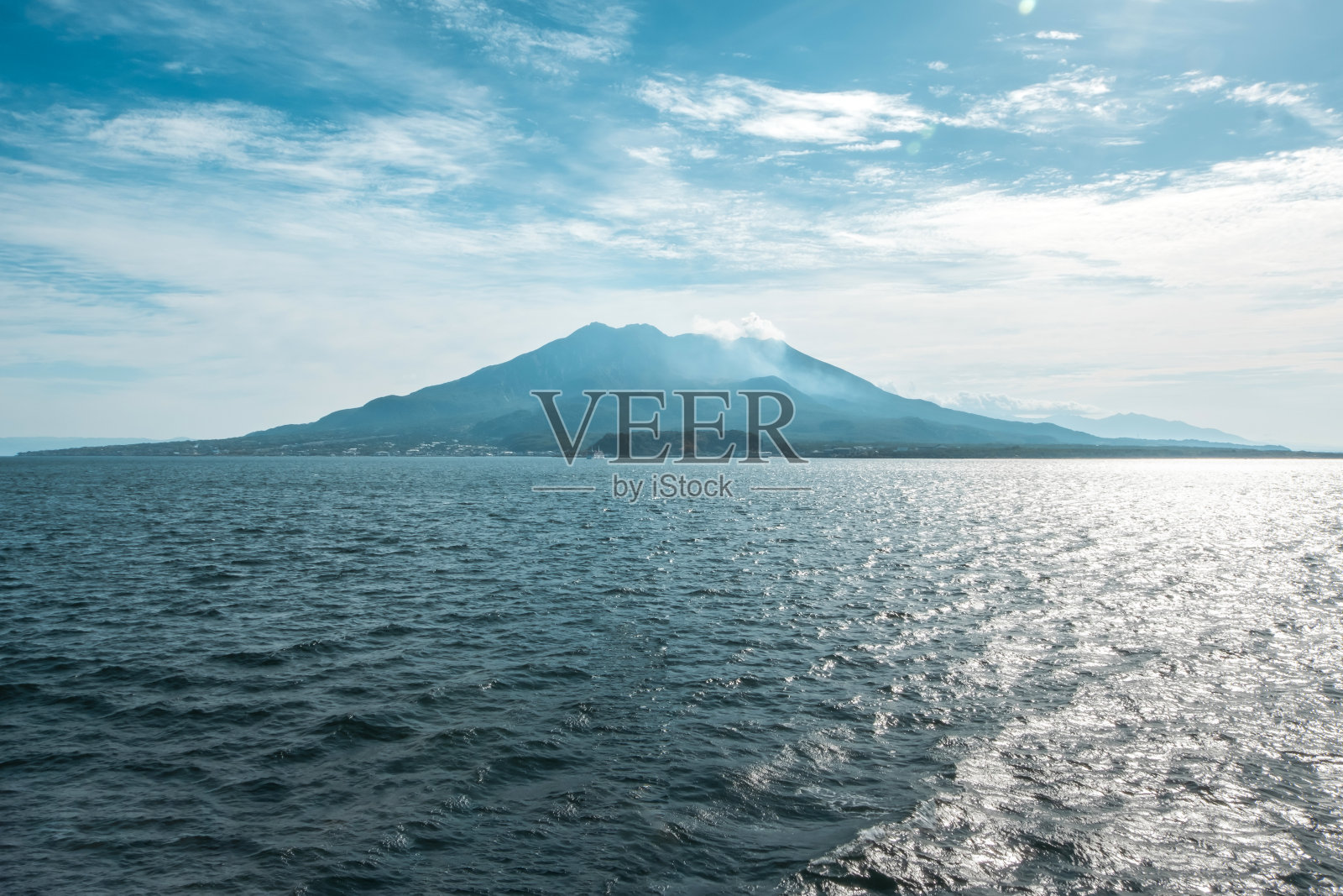 樱岛山，大海和蓝天背景，鹿儿岛，九州，日本照片摄影图片