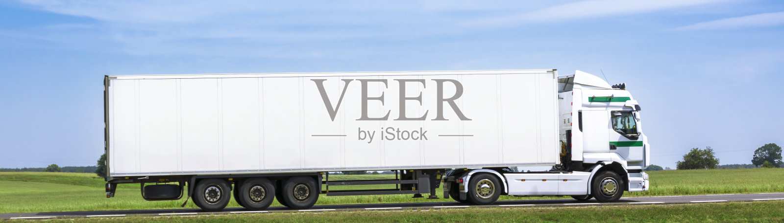 路上的送货卡车照片摄影图片