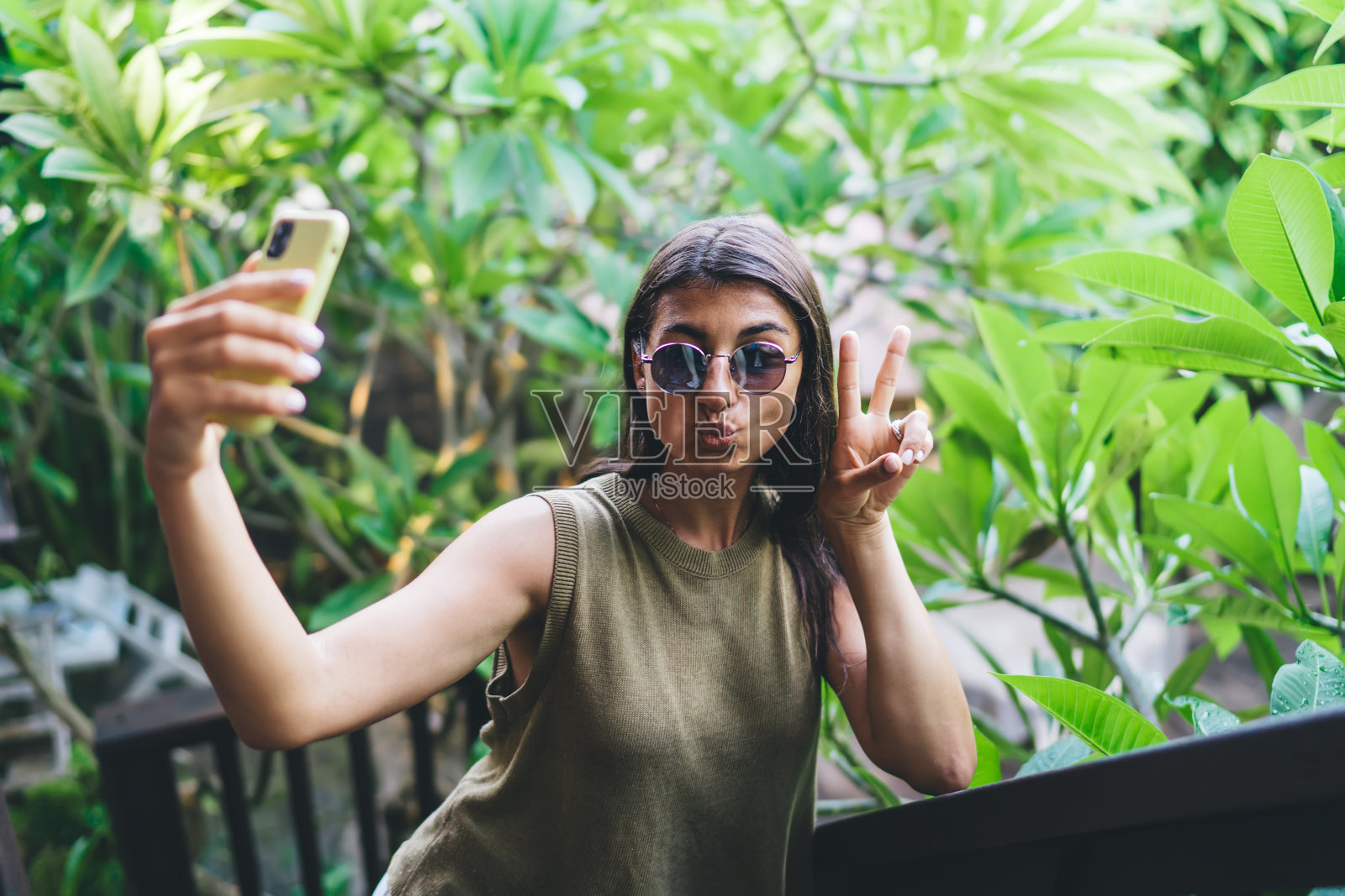 快乐的民族女性在自拍照片摄影图片