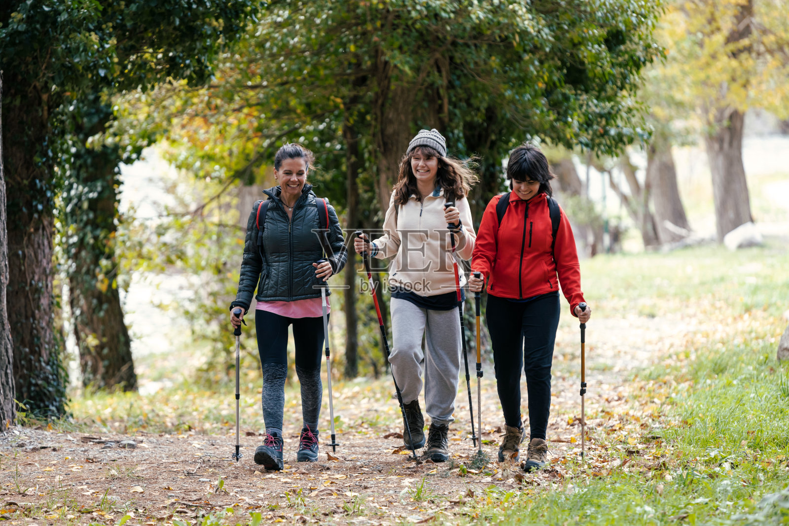 美丽的家庭徒步旅行者背着背包散步，一边看山中的风景照片摄影图片
