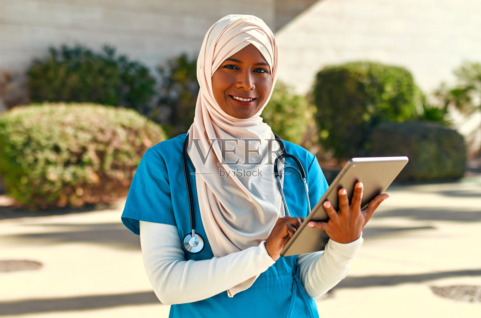 医院外的穆斯林医生照片摄影图片