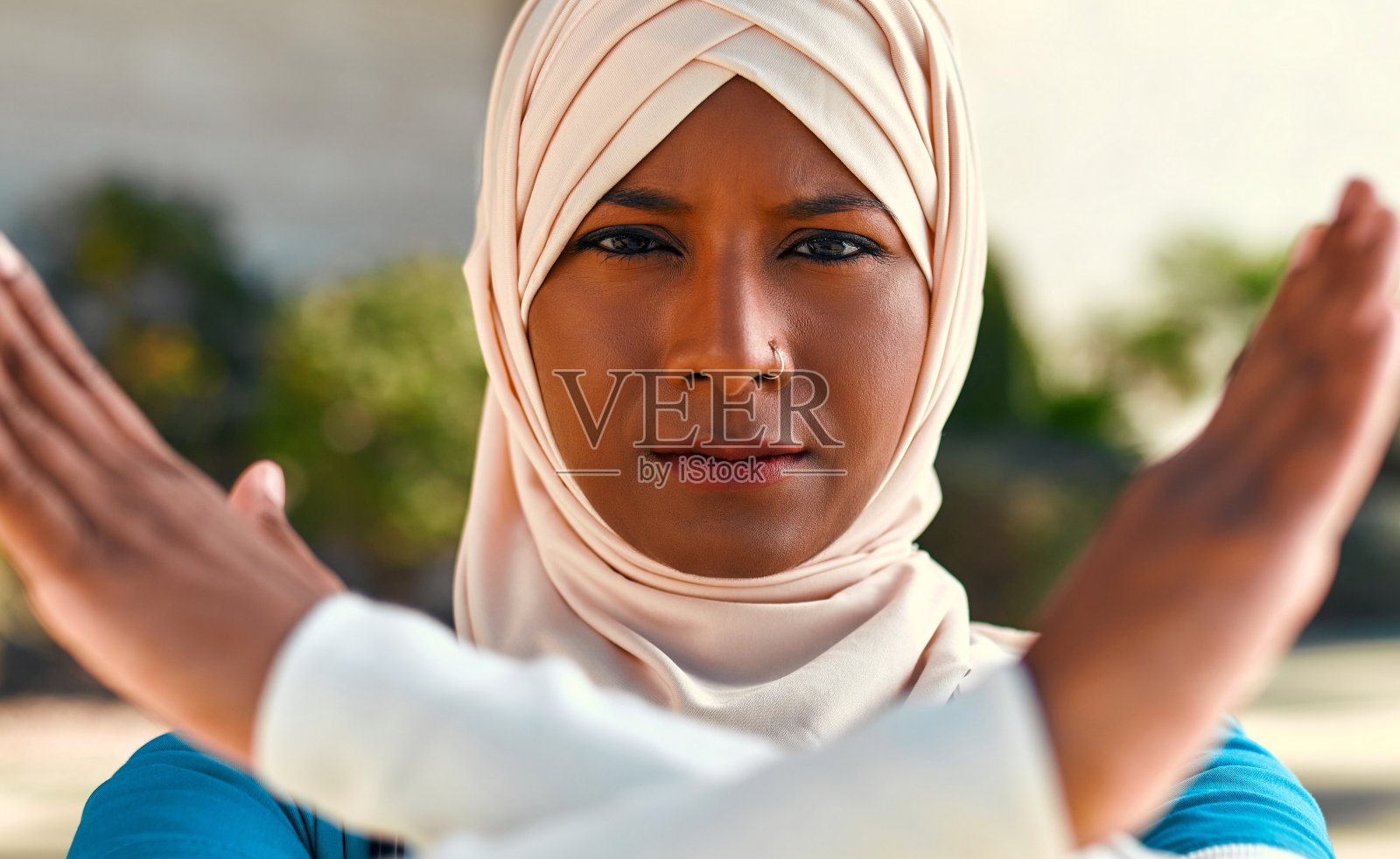 医院外的穆斯林医生照片摄影图片