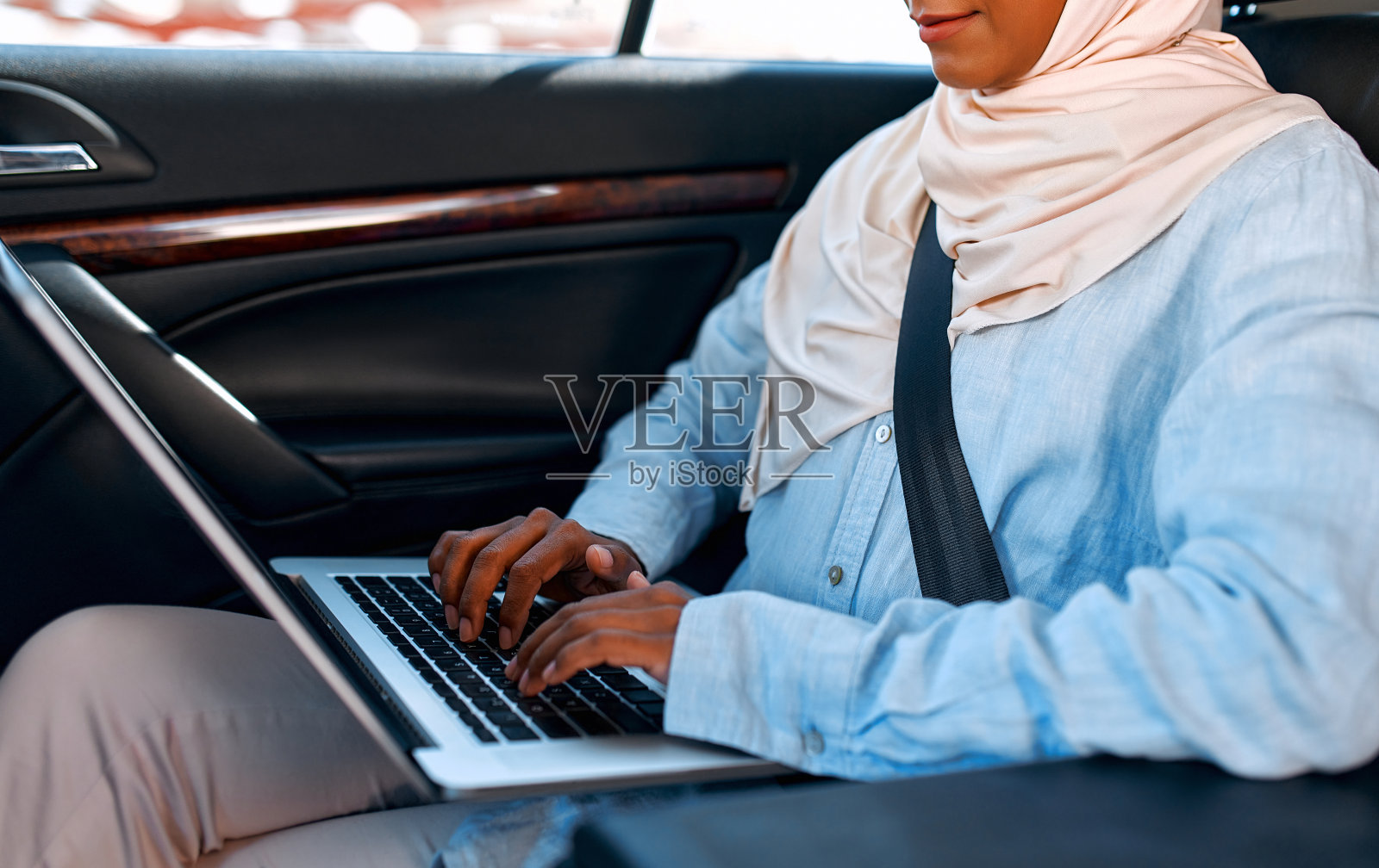 在车里的穆斯林妇女照片摄影图片