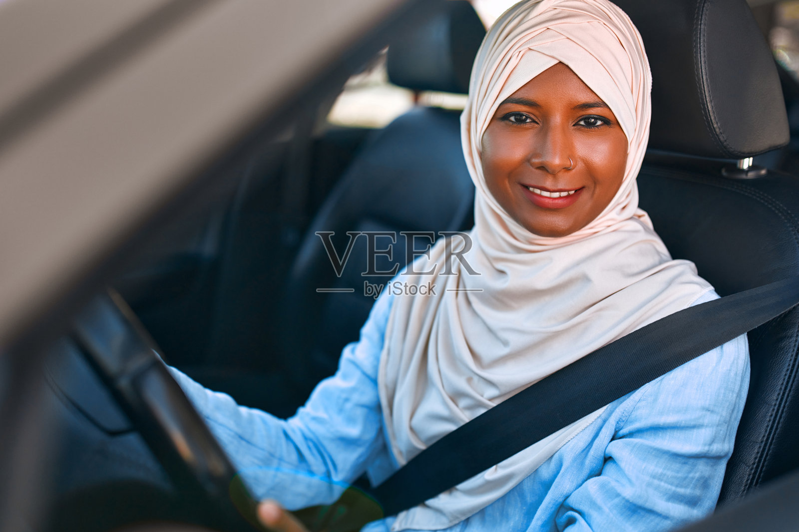 在车里的穆斯林妇女照片摄影图片