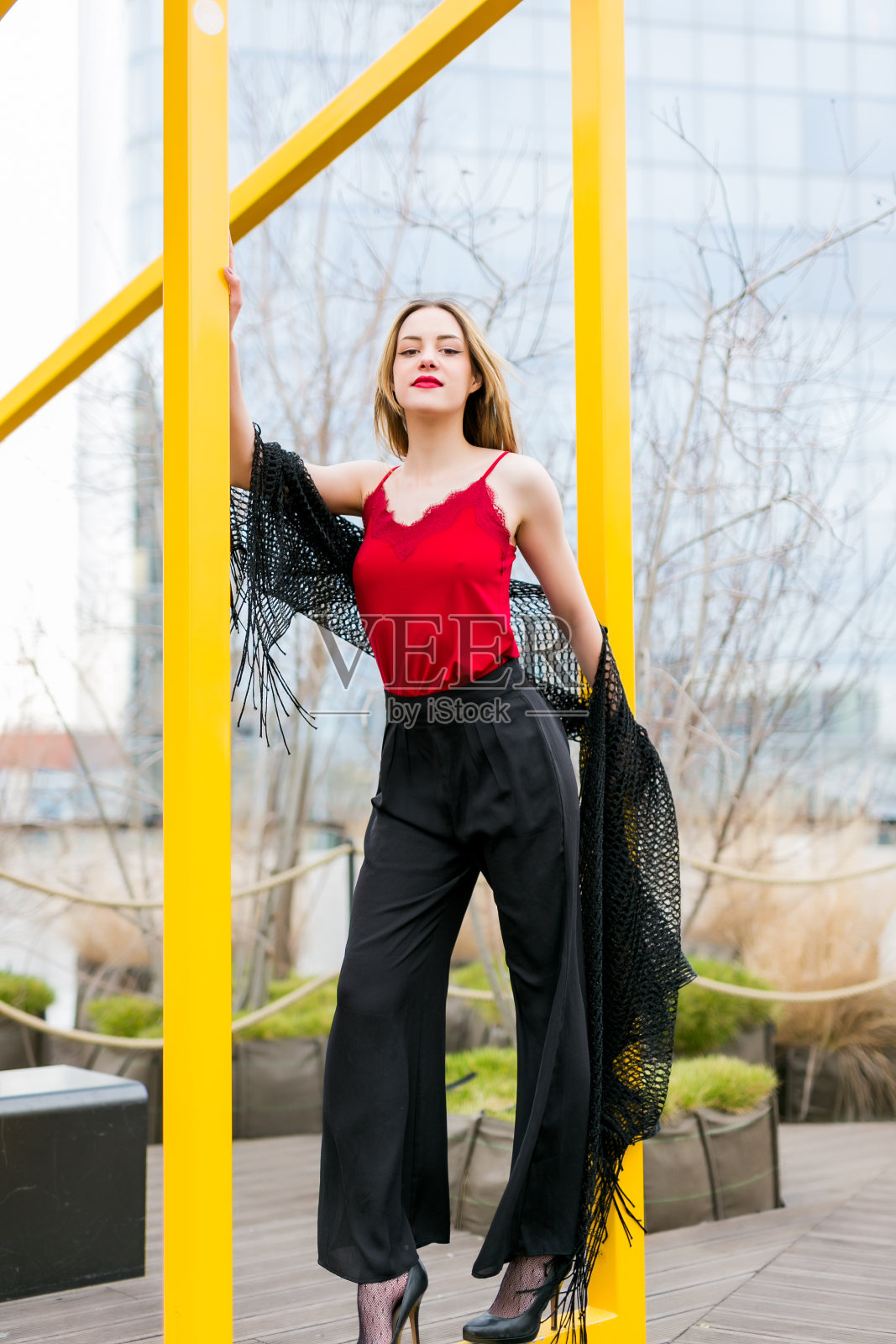 时装模特在街上摆姿势照片摄影图片