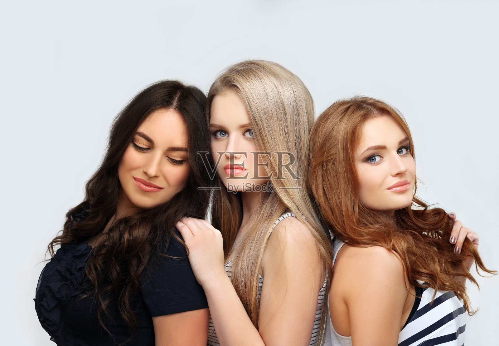 快乐的朋友。一个年轻女孩的美丽画像。照片摄影图片