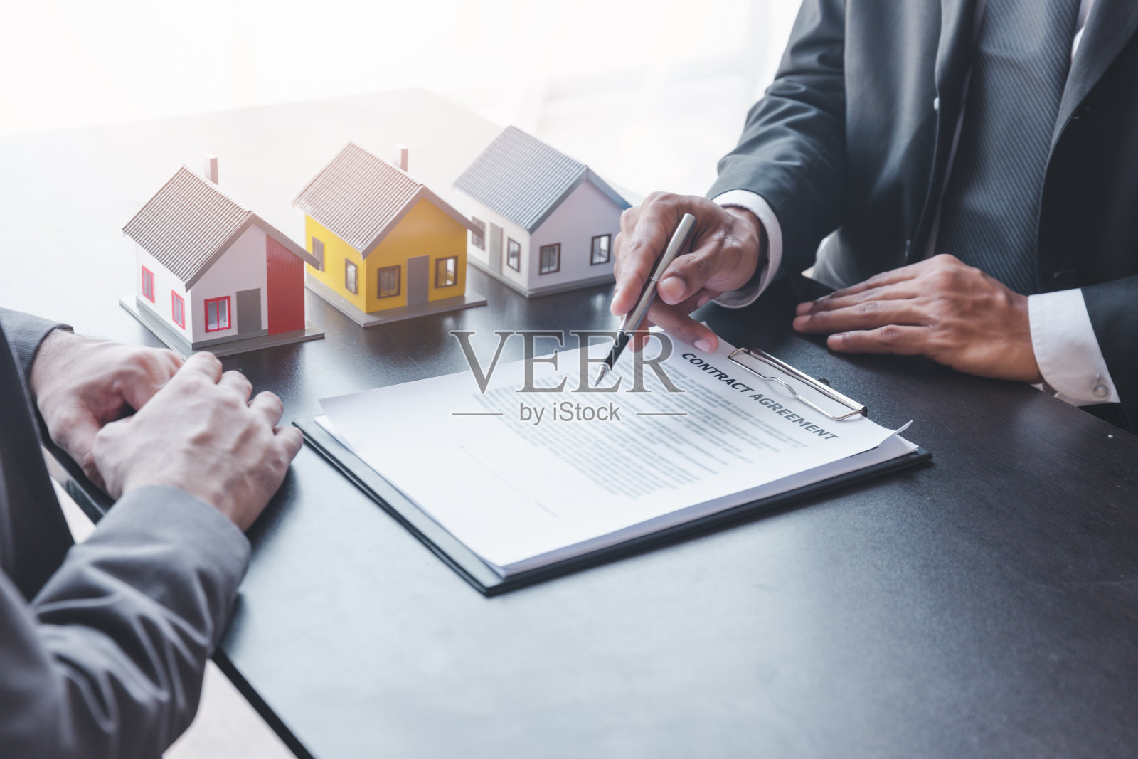 房屋销售，房屋租赁和房地产概念。客户签署文件后，房地产经纪人解释购房或租赁协议的条款照片摄影图片