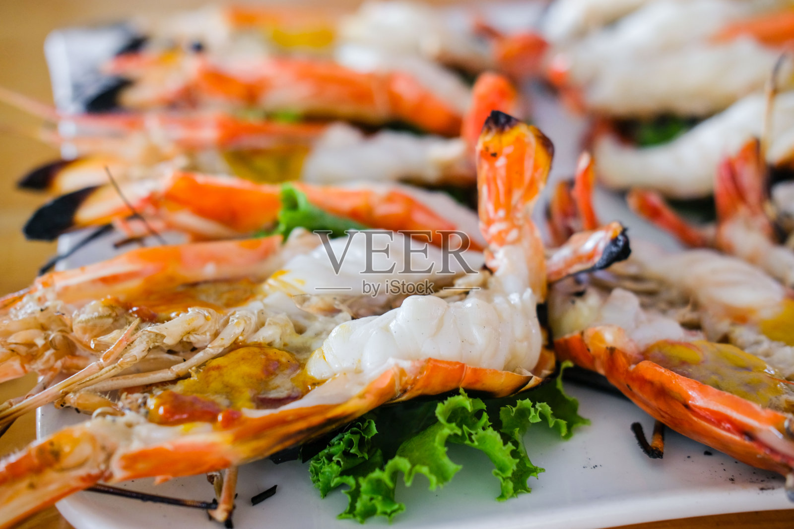 烤虾装在盘子里照片摄影图片