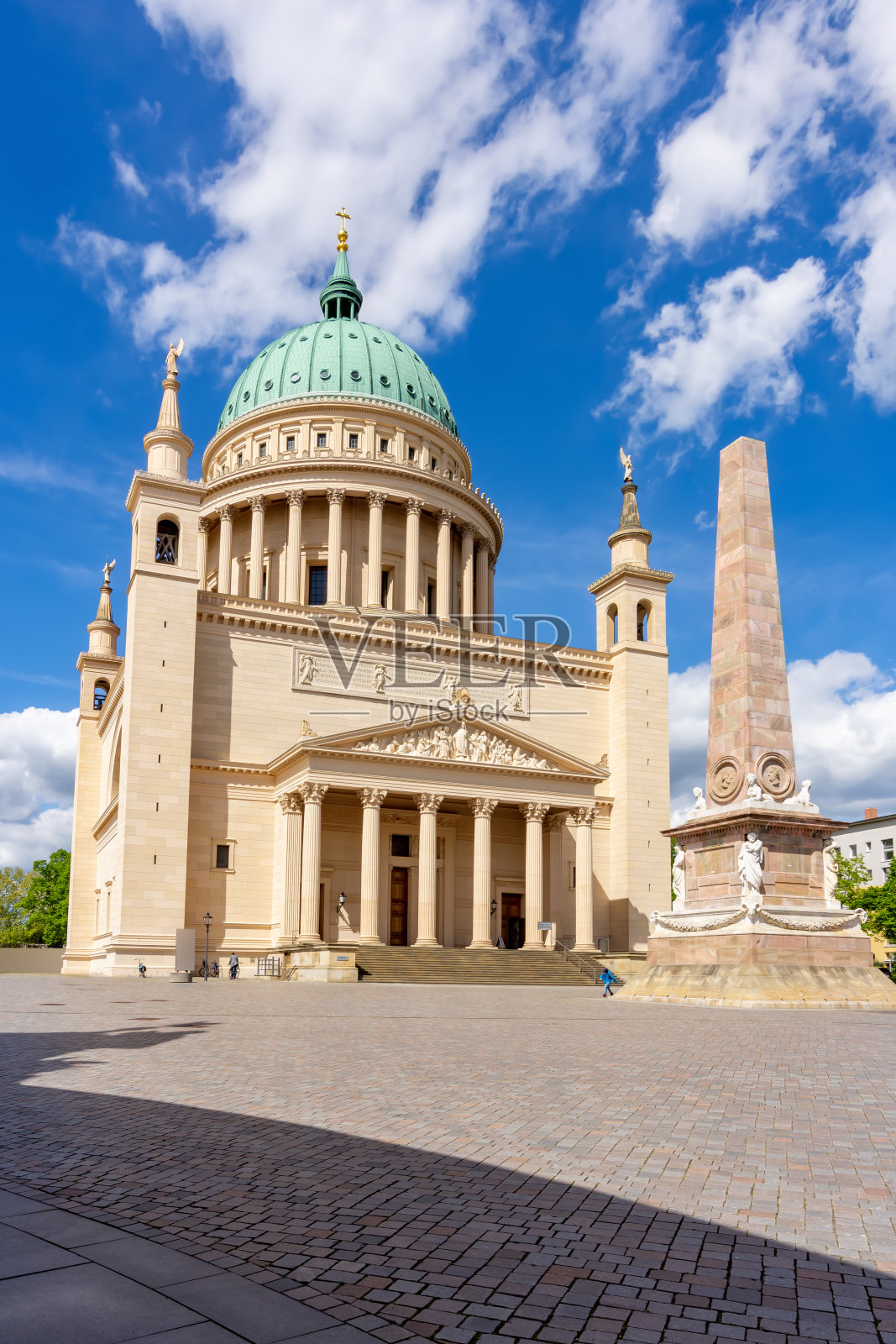 德国波茨坦市中心市场广场上的圣尼古拉斯教堂照片摄影图片