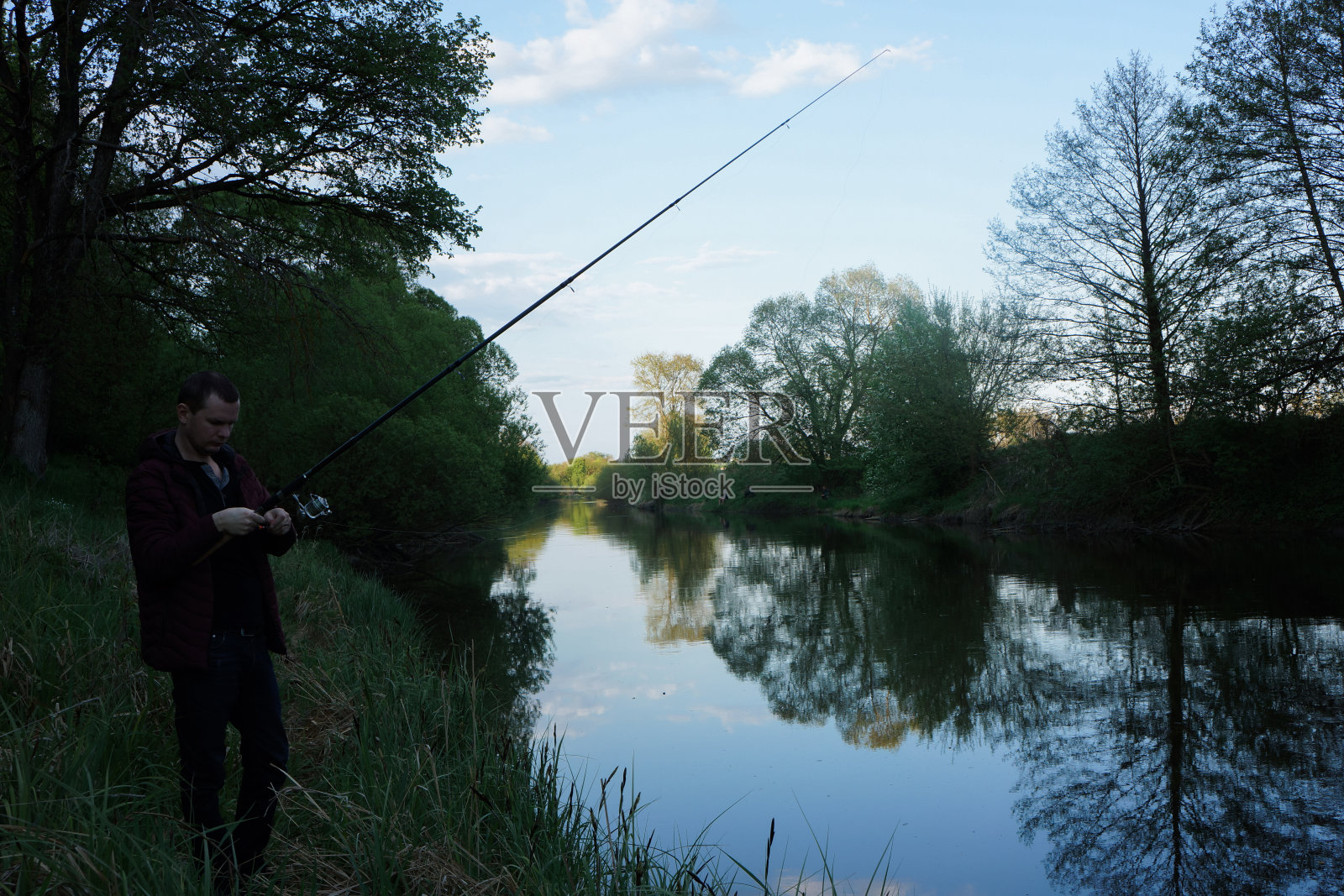 河岸垂钓照片摄影图片