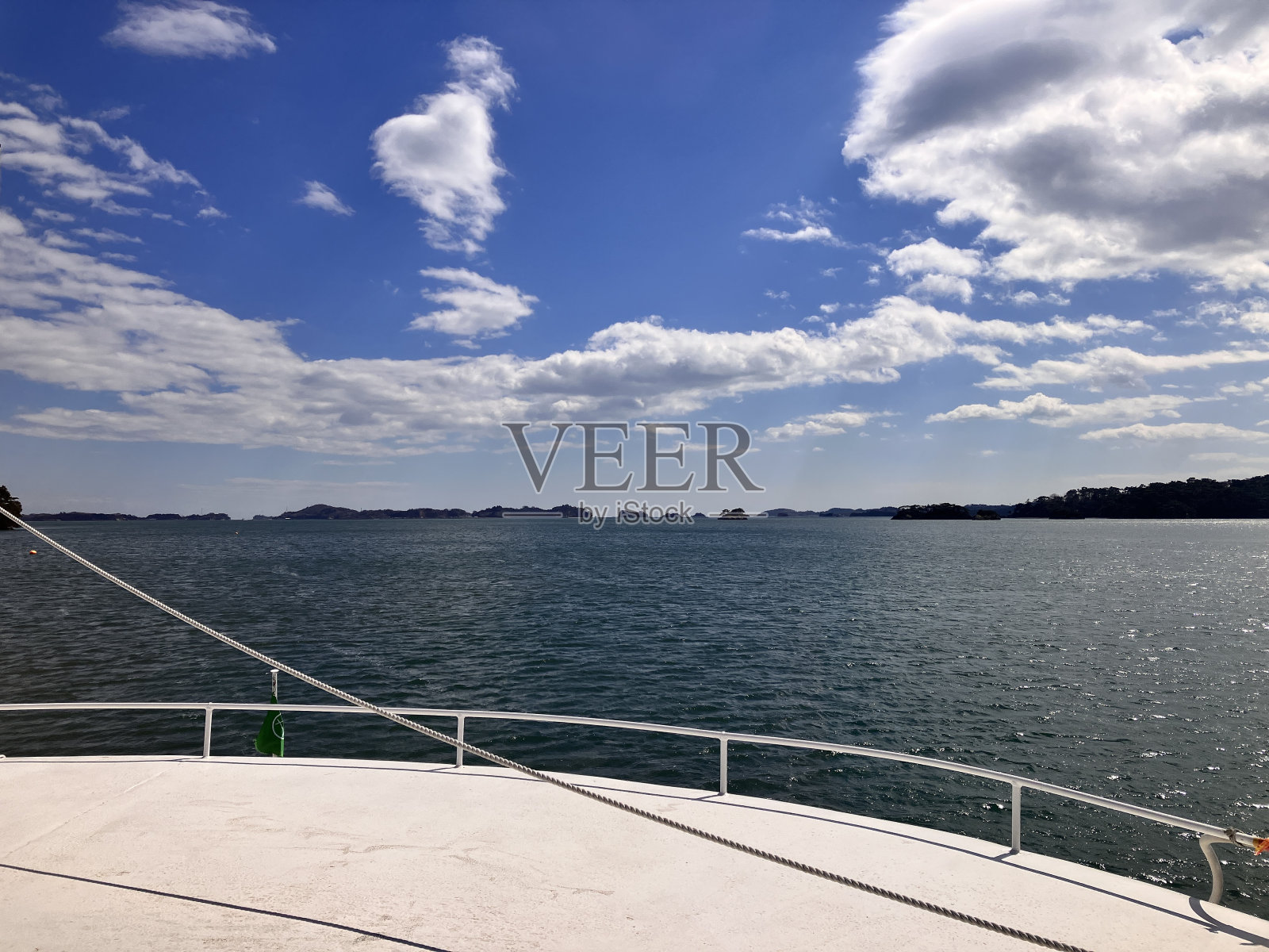 松岛自古以来就被记载在和歌中。它以260个松树覆盖的小岛而闻名，这些小岛耸立在淡蓝色的大海上。请务必参观宫城和松岛。照片摄影图片