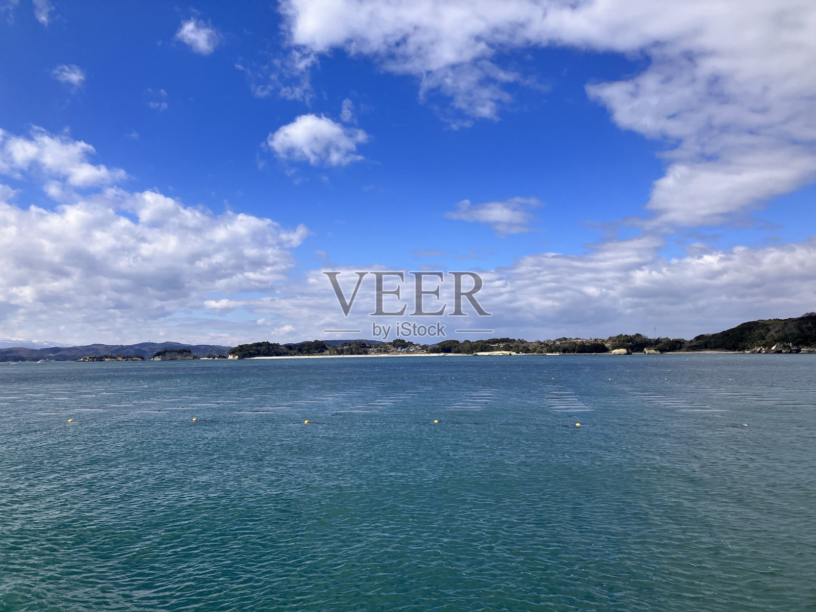 松岛自古以来就被记载在和歌中。它以260个松树覆盖的小岛而闻名，这些小岛耸立在淡蓝色的大海上。请务必参观宫城和松岛。照片摄影图片