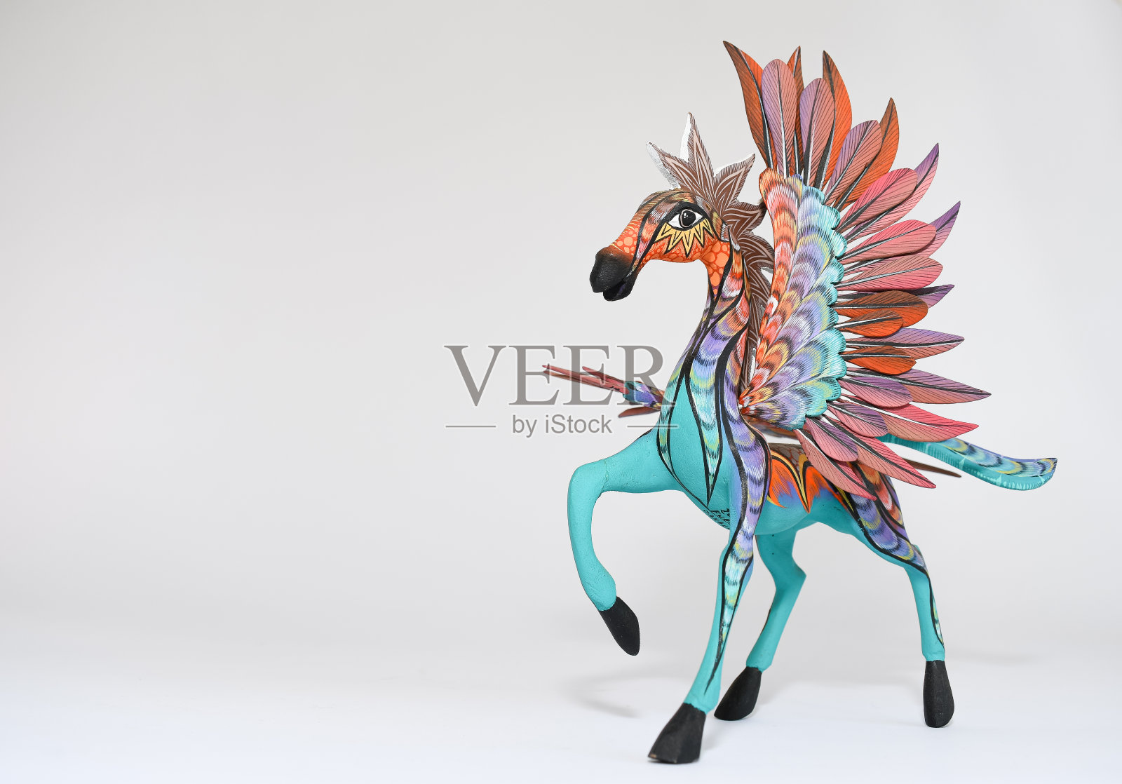 多彩的alebrije。墨西哥手工绘制的带有翅膀的马形状的木制工艺品。照片摄影图片