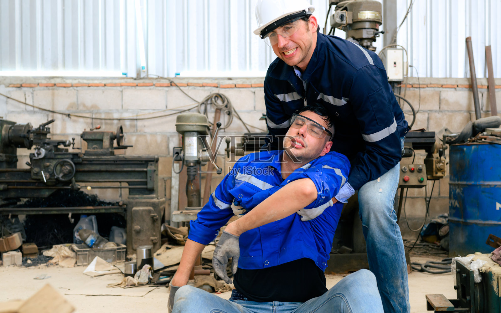 工厂发生事故的工程师，受伤的人照片摄影图片