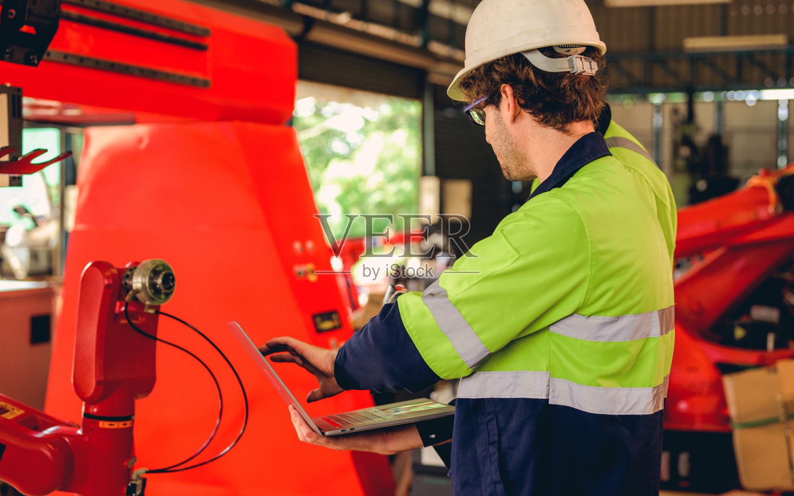 快乐的男性机械工程师肖像，白色安全帽和安全制服照片摄影图片