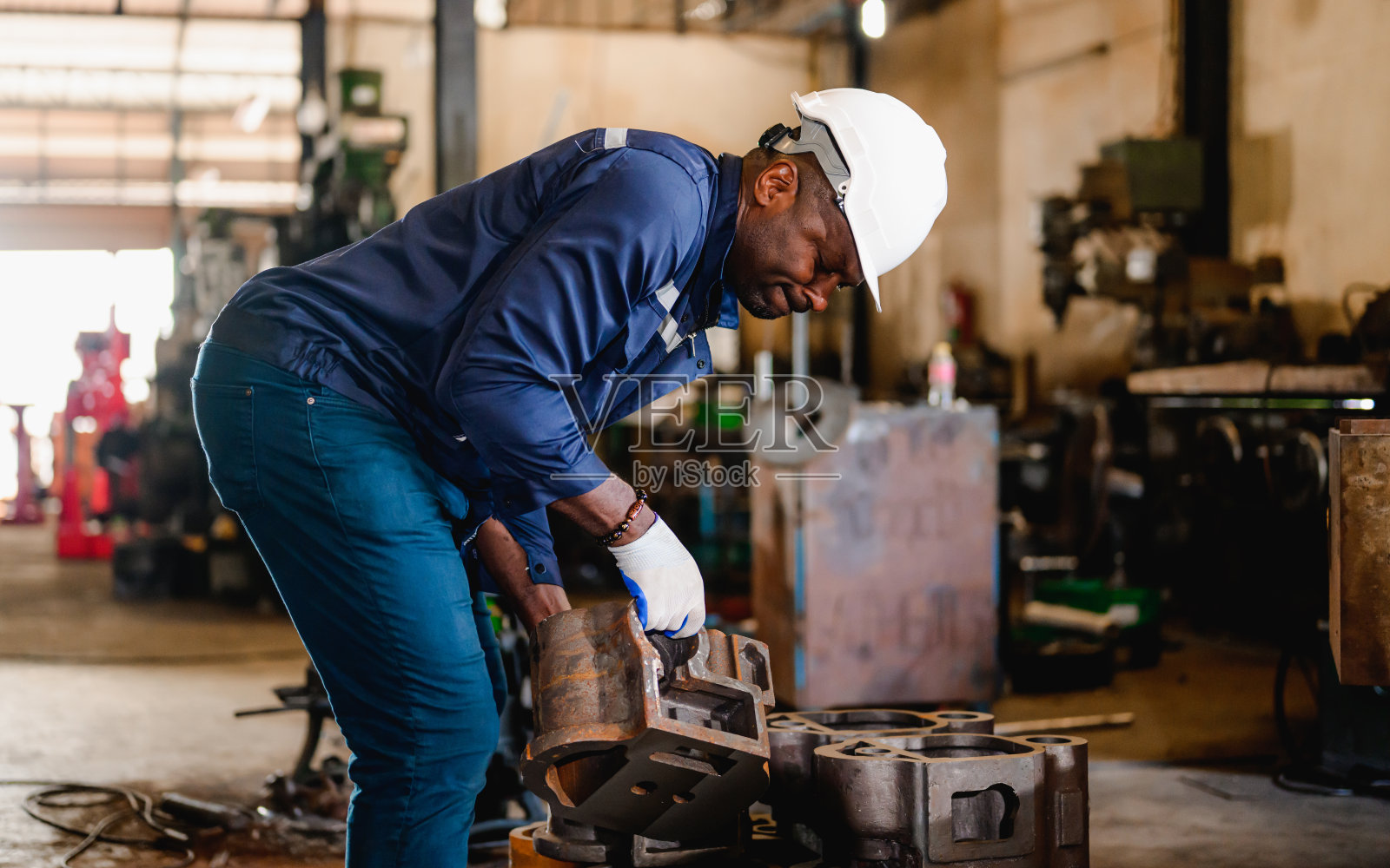 专业男技师工程师检修机器照片摄影图片