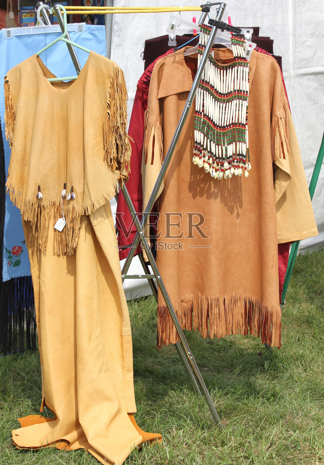 安德森镇帕瓦仪式期间出售的美国原住民服装和颈链照片摄影图片