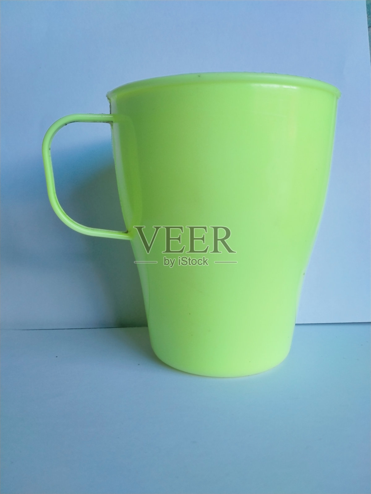 绿色塑料杯照片摄影图片