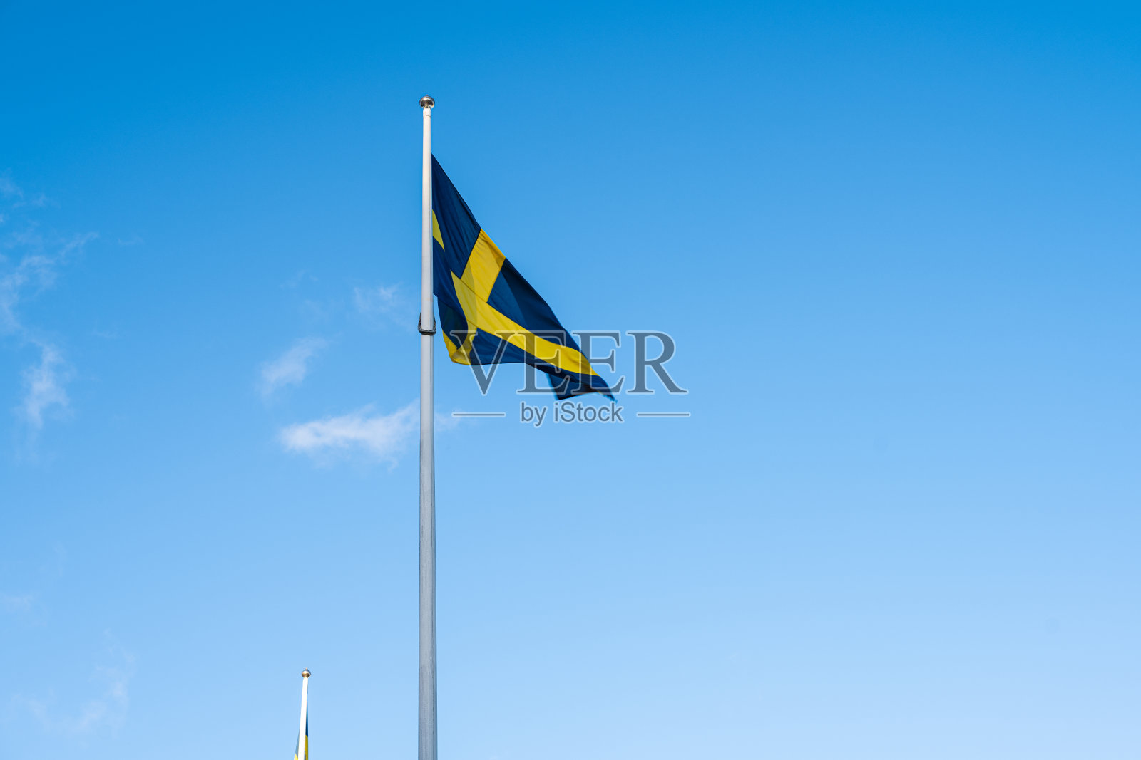 迎风飘扬的旗杆上的瑞典国旗。照片摄影图片