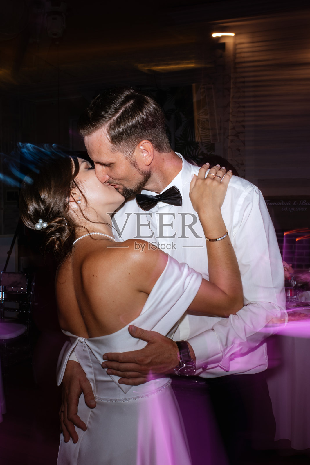 餐厅内新娘和新郎的第一支舞照片摄影图片