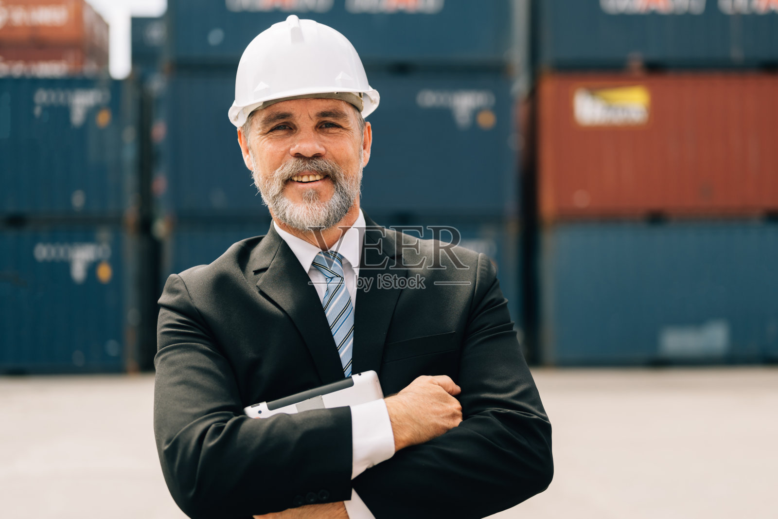 身穿黑色西装的精明商人手持平板电脑在货站检查货物照片摄影图片