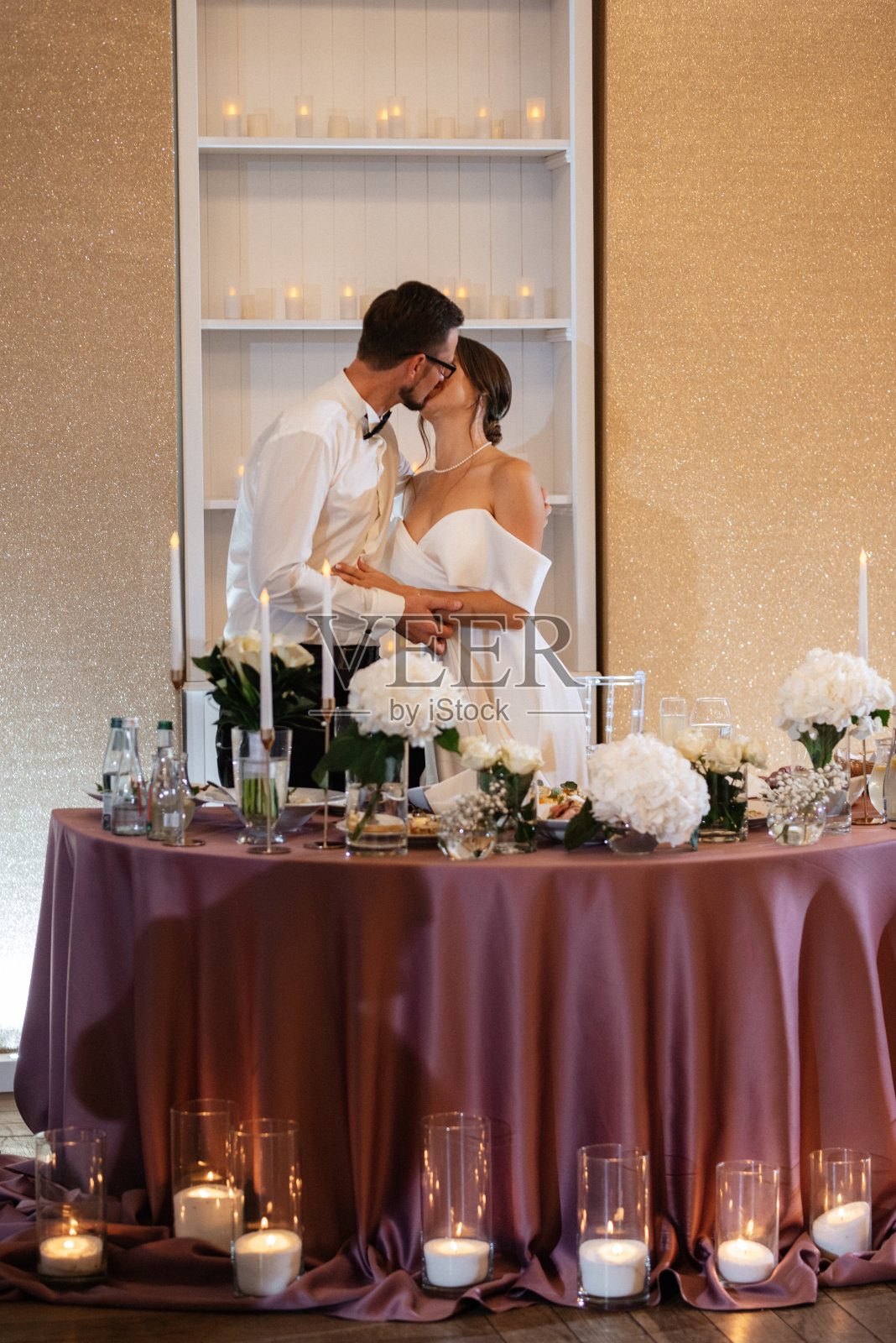 新婚夫妇的肖像在主席团照片摄影图片