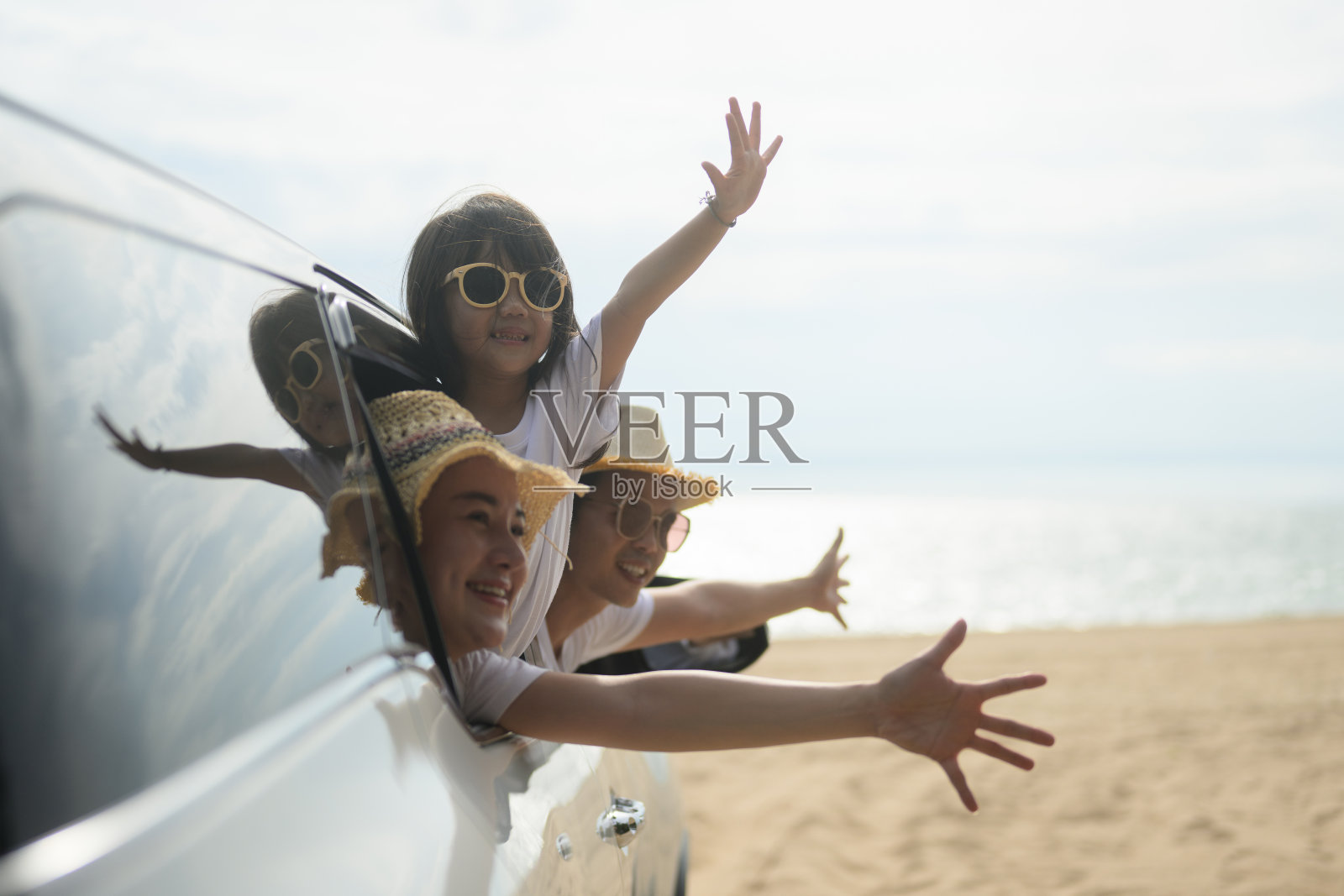 假日快乐的亚洲家庭在海滩上旅行照片摄影图片