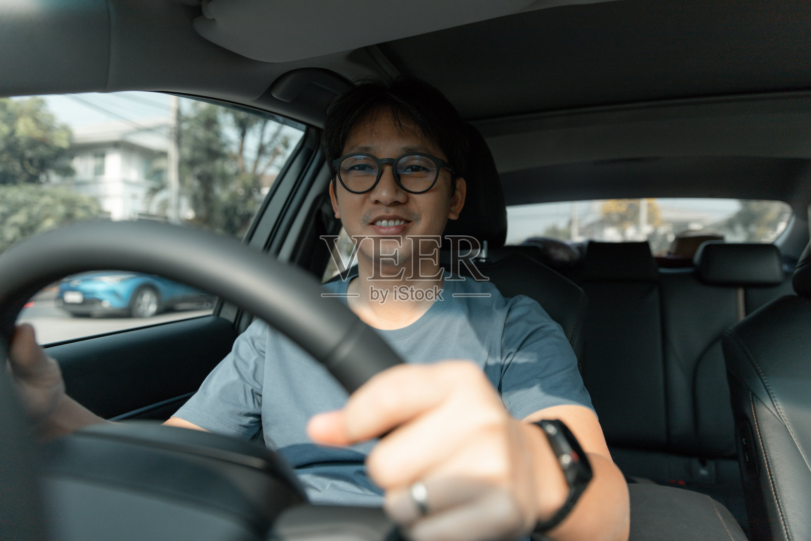 快乐的年轻亚洲男子安全驾驶汽车照片摄影图片