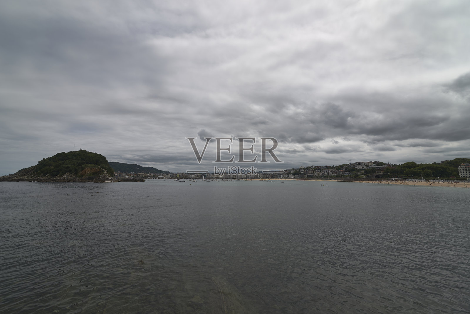 Playa de la Concha，圣塞巴斯蒂安，西班牙，阴天照片摄影图片