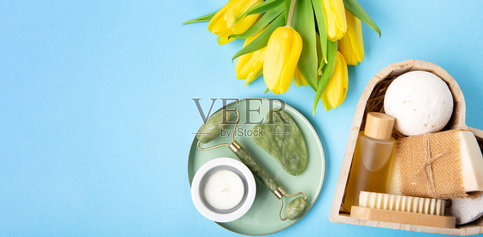 母亲节礼盒与天然生态友好的家庭水疗产品的蓝色背景照片摄影图片