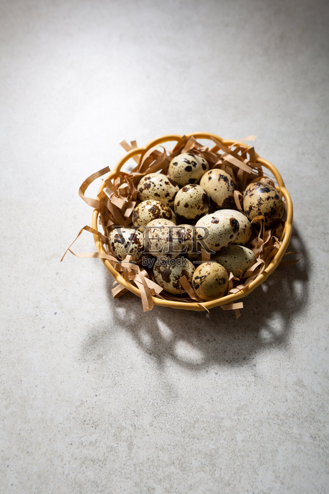食物背景等量鸡蛋顶部视图在混凝土表面照片摄影图片